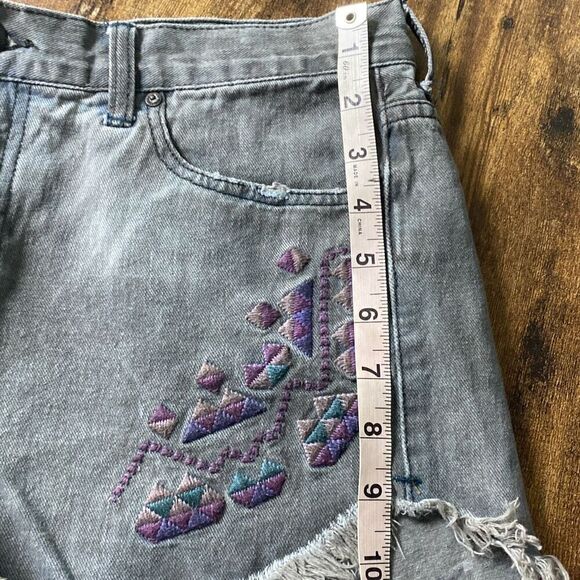 Free People charcoal wash gray denim jean fray shorts embroider Sz 27 - Picture 8 of 8